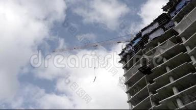 起重机在摩天大楼建设和蓝天与云。